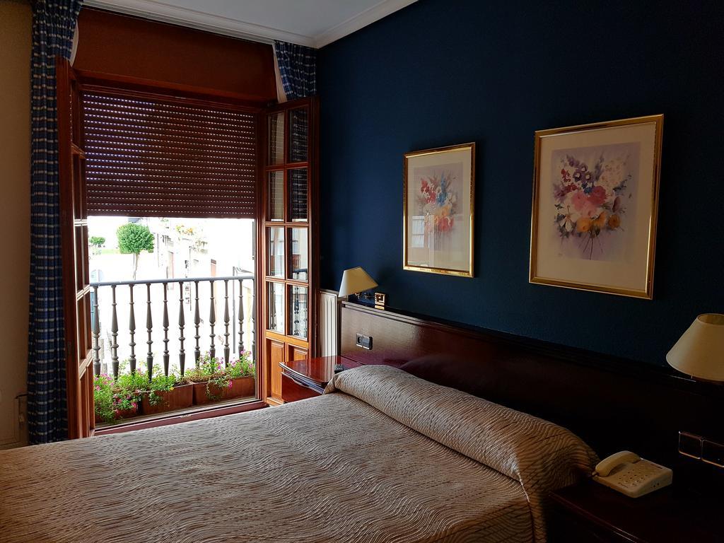 Hostal Santa Maria Cacabelos  Extérieur photo