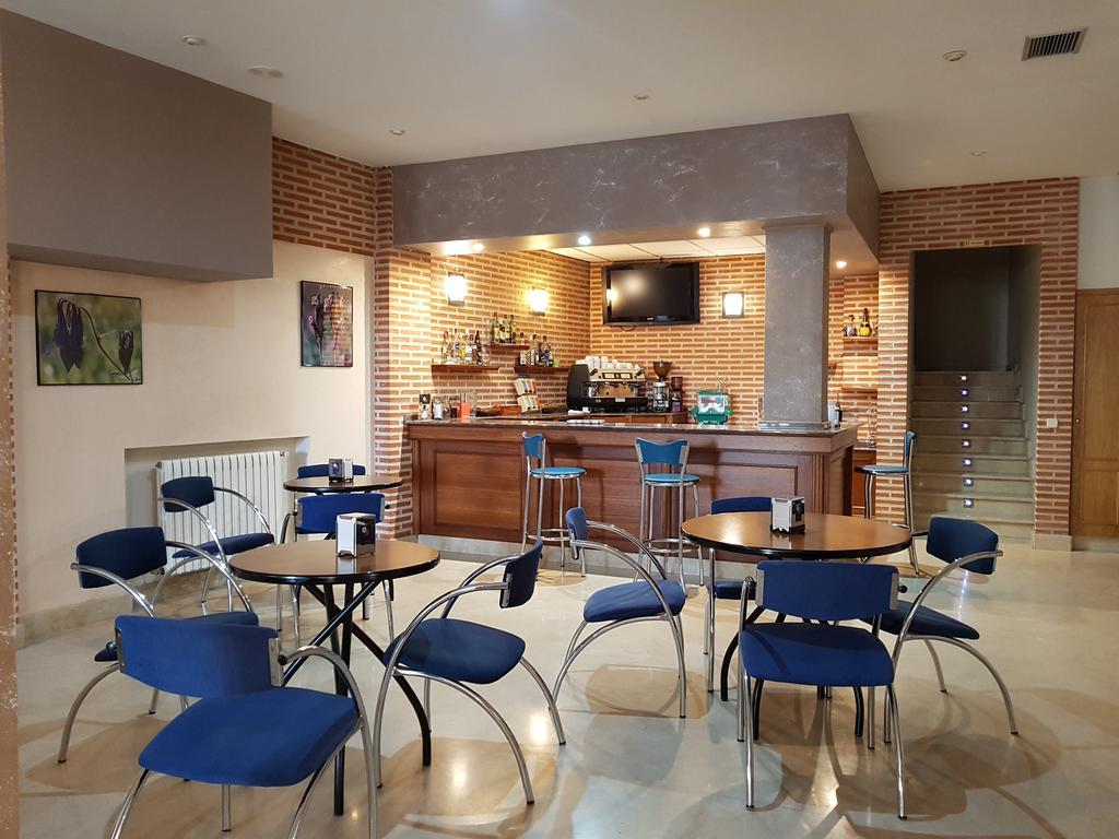 Hostal Santa Maria Cacabelos  Extérieur photo