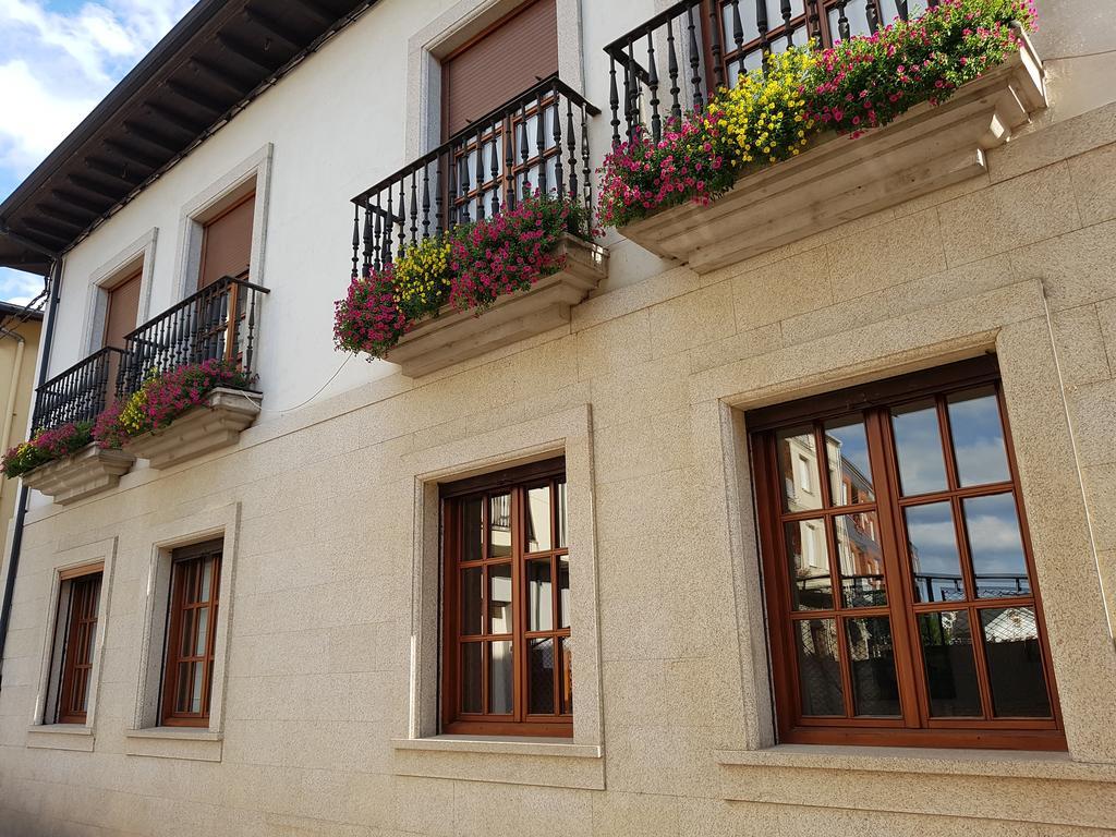 Hostal Santa Maria Cacabelos  Extérieur photo