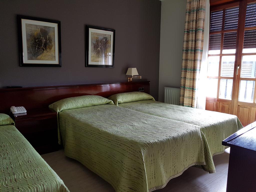 Hostal Santa Maria Cacabelos  Extérieur photo
