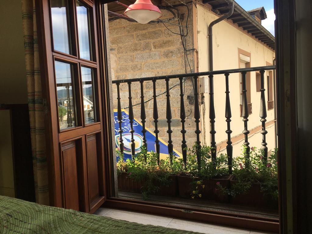 Hostal Santa Maria Cacabelos  Extérieur photo