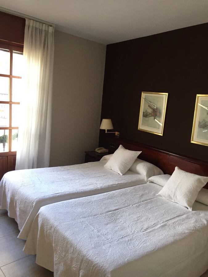 Hostal Santa Maria Cacabelos  Extérieur photo