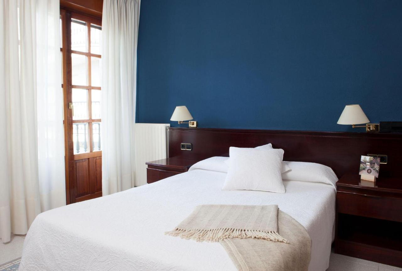 Hostal Santa Maria Cacabelos  Extérieur photo