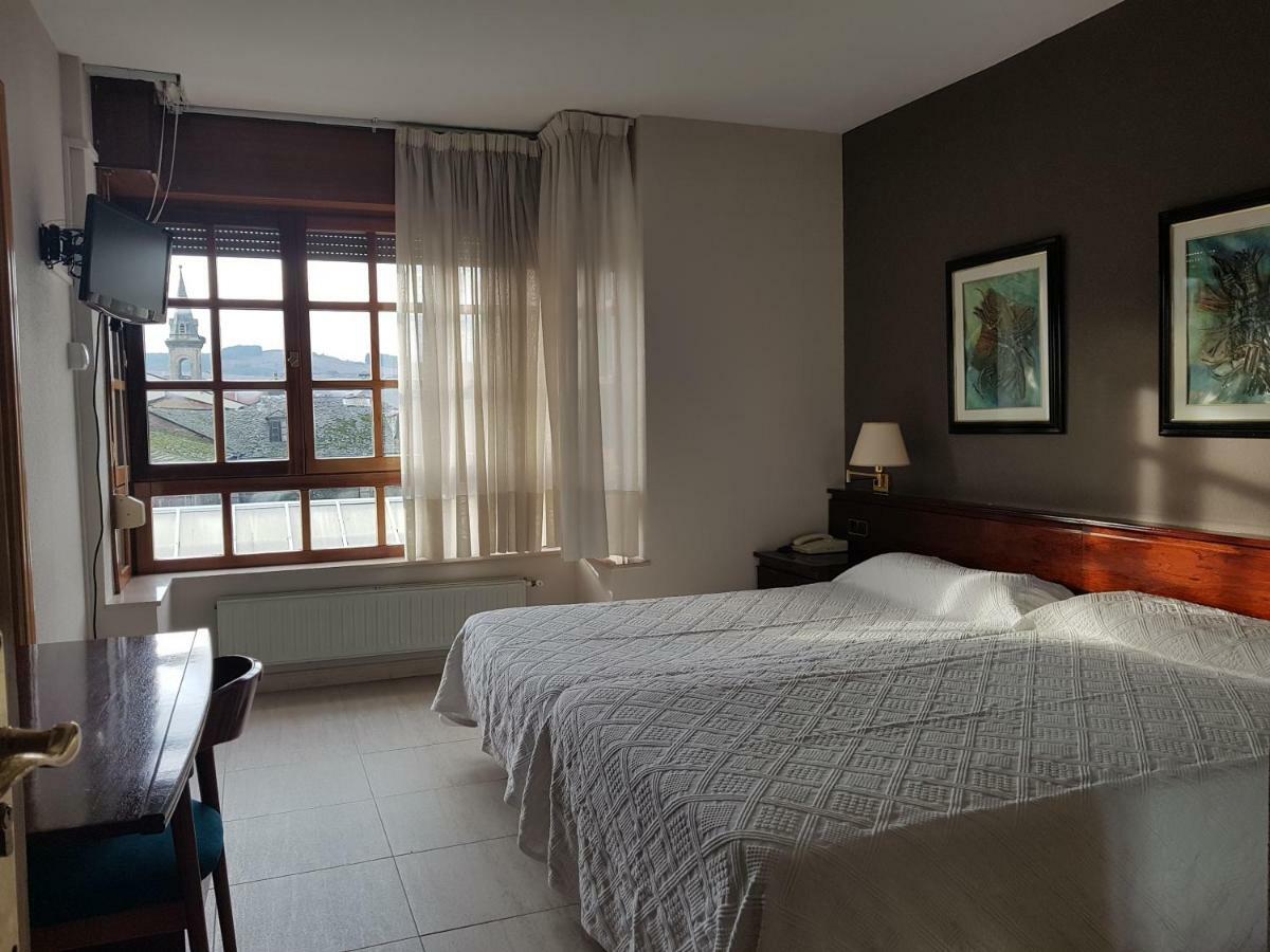 Hostal Santa Maria Cacabelos  Extérieur photo