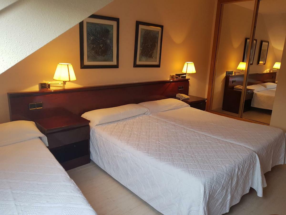 Hostal Santa Maria Cacabelos  Extérieur photo